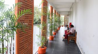 Pelajar bermain saat jam istirahat di SDN Ragunan 08 yang termasuk sekolah berkonsep net zero carbon di Ragunan, Jakarta Selatan, Kamis (29/9/2022). [Suara.com/Alfian Winanto]