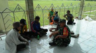 Semangat Babinsa Ajak Warga Untuk Adakan Vaksin