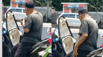 Kocak! Akibat Antre BBM Terlalu Lama, Pengemudi Motor Ini Sampai Buka Bekal Makanan