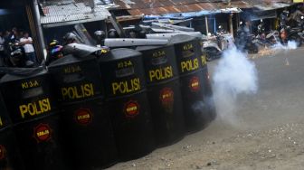 Kericuhan Pecah saat Eksekusi Rumah di Makassar, Warga Lempar Batu hingga Petasan ke Polisi