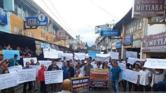 Pedagang Jalan Minangkabau Bukittinggi Demo Tolak Pembangunan Awning