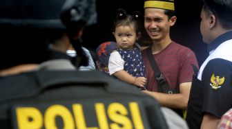 Seorang warga pemilik rumah menangis saat rumah miliknya dieksekusi di Makassar, Sulawesi Selatan, Kamis (29/9/2022). [ANTARA FOTO/Abriawan Abhe/YU]