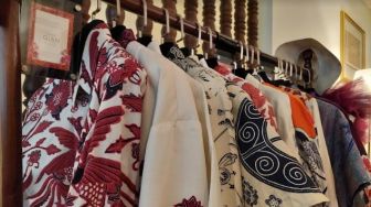 Sakanti Samasta: Karya Ciamik Desainer Iwan Tirta Padukan Batik Dengan Budaya Tiga Negara