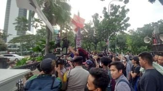 Desak Anies Baswedan agar Pergub Dicabut, Massa KRMP Demo sampai Dobrak Pagar Balai Kota