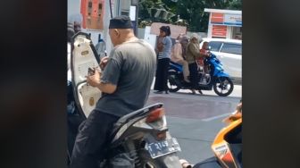 Viral Bapak-bapak Antre BBM di SPBU Sambil Makan, Warganet: Motor Kenyang Perut Kenyang..