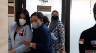 Jalani Pemeriksaan Kesehatan di Bareskrim, Putri Candrawathi Bungkam Ditanya Siap Ditahan atau Tidak