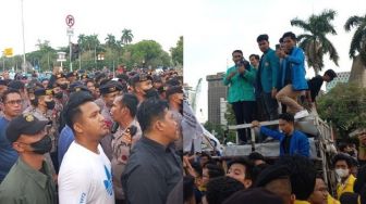 Pria Berkaos Putih Diduga Polisi Tantang Orator BEM SI Kerakyatan: Kau Anak Kemarin Sore, Kalau Berani Turun Sini!