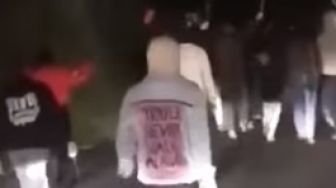 Viral Gangster Joget-joget Tutup Jalan Sambil Tenteng Sajam, Netizen Geram: Tembak Mati Boleh Gak Sih?