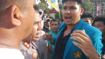 Massa BEM SI Ricuh Gegara Adu Dorong hingga Ribut Mulut dengan Aparat