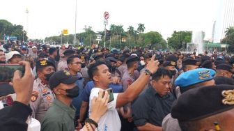 Demo di Patung Kuda, Pria yang Diduga Polisi Tantang Orator BEM SI Kerakyatan Keluarkan Kata Makian