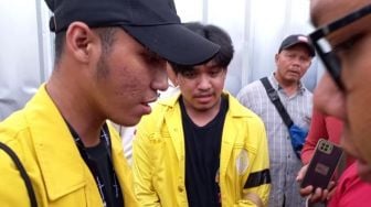 Demo Mahasiswa di Jakarta Ricuh, Pria Pakai Almamater Mirip UI Ditangkap Polisi