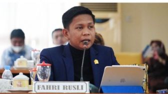 Fahri Rusli Akhiri Penderitaan Rakyat