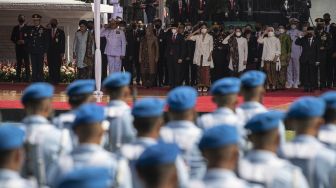 Wakil Presiden Ma'ruf Amin (kedua kanan) beserta para menteri, Kepala Staf Angkatan serta tamu undangan memberikan hormat dalam upacara Peringatan Hari Kesaktian Pancasila Tahun 2022 di Monumen Pancasila Sakti, Lubang Buaya, Jakarta Timur, Sabtu (1/10/2022). ANTARA FOTO/Sigid Kurniawan
