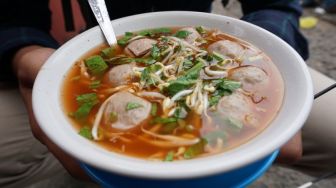 Bule Ini Takjub saat Datang ke Bali, Pedagang Bakso Keliling Naik Motor Dijuluki Moving Kitchen