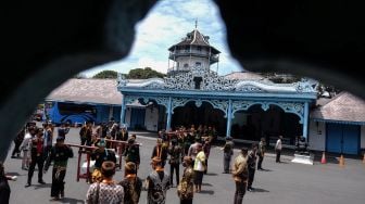 Abdi dalem Keraton Kasunanan Surakarta Hadiningrat Solo membawa gamelan sekaten Kiai Guntur Madu dan Kiai Guntur Sari saat kirab menuju Masjid Agung Solo, Jawa Tengah, Sabtu (1/10/2022).  ANTARA FOTO/Maulana Surya