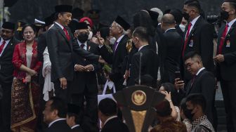 Presiden Joko Widodo (ketiga kiri) beserta Wakil Presiden Ma'ruf Amin (keempat kiri) didampingi Ketua DPR Puan Maharani (kedua kiri) dan Menteri Agama Yaqut Cholil Qoumas (kiri) menyapa tamu undangan seusai upacara Peringatan Hari Kesaktian Pancasila Tahun 2022 di Monumen Pancasila Sakti, Lubang Buaya, Jakarta Timur, Sabtu (1/10/2022). ANTARA FOTO/Sigid Kurniawan