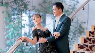 Heboh Isu Regi Datau Selingkuh dengan Denise Chariesta, Ayu Dewi Posting Tulisan Berlatarbelakang Hitam