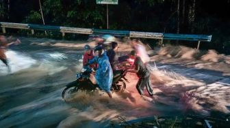 Hujan Lima Jam, Jalur Utama ke Gunung Ijen Putus Diterjang Banjir