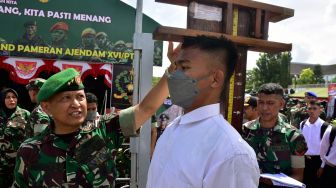 Panglima Kodam XVI/Pattimura Mayjen TNI Ruruh Setyawibawa (kiri) memantau pengukuran tinggi badan pendaftar calon tamtama TNI AD di Kota Ambon, Maluku, Sabtu (1/10/2022). ANTARAFOTO/FB Anggoro