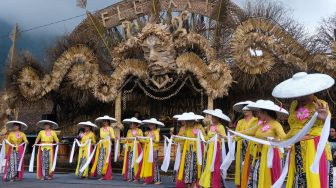 Penari dari Sanggar Diajeng Semarang menampilkan tari prau layar saat pentas seni Festival Lima Gunung (FLG) XXI di kawasan lereng Gunung Andong, Mantran, Girirejo, Ngablak, Magelang, Jawa Tengah, Sabtu (1/10/2022). [ANTARA FOTO/Anis Efizudin/tom]
