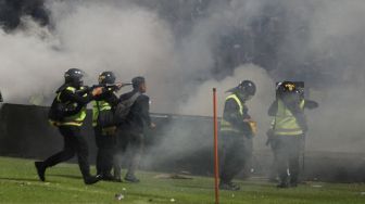 Imbas Polisi Tembak Gas Air Mata Saat Derby Arema FC vs Persebaya, Akun Twitter Divisi Humas Polri Diserbu