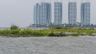 Suasana Pulau G yang tergenang terkena abrasi di perairan Teluk Jakarta, Jakarta Utara Jumat, (30/9/2022). [ANTARA FOTO/Galih Pradipta/foc]