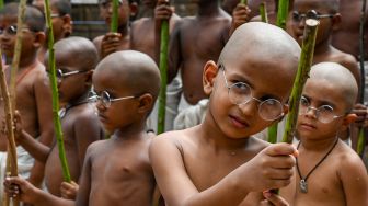 Anak-anak berpakaian menyerupai ikon kemerdekaan India Mahatma Gandhi dalam sebuah acara untuk memperingati kelahirannya kelahirannya di Chennai, India, Sabtu (1/10/2022). [Arun SANKAR / AFP]