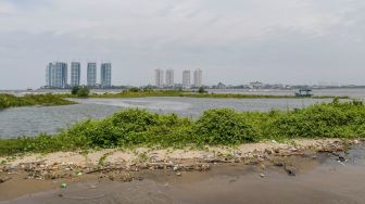 Suasana Pulau G yang tergenang terkena abrasi di perairan Teluk Jakarta, Jakarta Utara Jumat, (30/9/2022). [ANTARA FOTO/Galih Pradipta/foc]