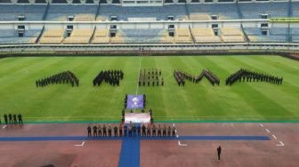 TNI-Polri Berbaris Membentuk Tulisan Arema, Doakan Korban Tragedi Stadion Kanjuruhan