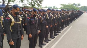 Ribuan Polisi di GBLA Bandung Tundukkan Kepala untuk Mengheningkan Cipta terkait Tragedi Kanjuruhan