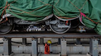 Pekerja berada di bawah rangkaian gerbong Kereta Cepat Jakarta-Bandung di Depo KCIC Tegalluar, Bandung, Jawa Barat, Sabtu (1/10/2022). [ANTARA FOTO/Aprillio Akbar/tom]
