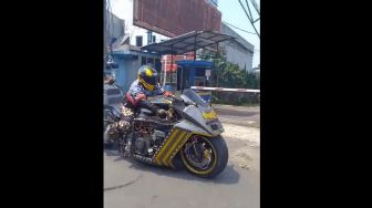 Sepeda Motor Ukuran Besar Melaju di Jalan Raya, Warganet Duga Pakai Mesin Mobil