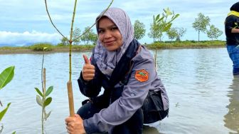 Cegah Abrasi Pesisir Pantai Aceh Besar, Pecinta Alam Tanam Mangrove