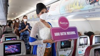 Keren! Cabin Crew Batik Air Peringati Hari Batik Nasional dengan Fashion Show di Ketinggian 35.000 Kaki