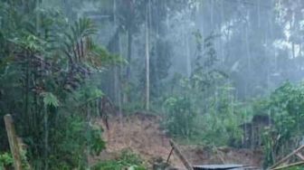 Hujan Deras Mengguyur, Akses Jalan Desa di Pacitan Terputus Longsor
