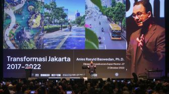 Gubernur DKI Jakarta Anies Baswedan menyampaikan paparannya dalam acara Farewell Event Gubernur DKI Jakarta di Djakarta Theatre, Jakarta Pusat, Minggu (2/10/2022). [Suara.com/Alfian Winanto]