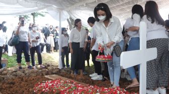 Gisella Anastasia menghadiri pemakaman mantan mertuanya yang merupakan ibunda Gading Marten, Farida Sabtijastuti, di TPU Tanah Kusir, Jakarta, Senin (3/10/2022). [Suara.com/Oke Atmaja]