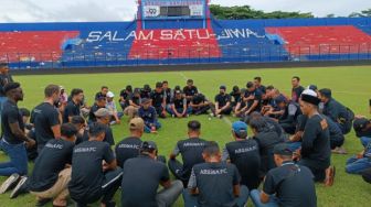 Mengharu Biru, Skuad Arema FC Duduk Melingkar di Kanjuruhan Sambil Menangis