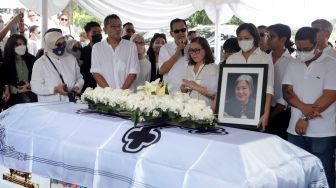 Roy Marten memberikan sambutan saat menghadiri pemakaman mantan istrinya, Farida Sabtijastuti di TPU Tanah Kusir, Jakarta, Senin (3/10/2022). [Suara.com/Oke Atmaja]