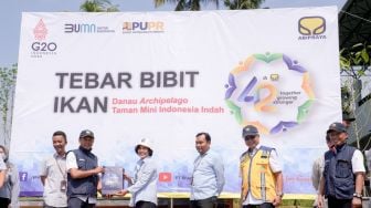 Dukung Kesiapan Jelang G20, Brantas Abipraya Tabur Bibit Ikan di Danau Archipelago TMII