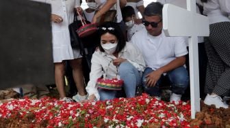 Gisella Anastasia melakukan tabur bunga di pemakaman mantan mertuanya yang merupakan ibunda Gading Marten, Farida Sabtijastuti, di TPU Tanah Kusir, Jakarta, Senin (3/10/2022). [Suara.com/Oke Atmaja]