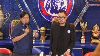 Presiden Arema FC Gilang Widya Pramana (kanan) menyampaikan keterangan kepada wartawan didampingi Media Officer Arema FC Sudarmaji (kiri) di Sekretariat Arema FC, Malang, Jawa Timur, Senin (3/10/2022). [ANTARA FOTO/Ari Bowo Sucipto/rwa]