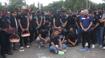 Sejumlah pemain dan official Arema FC memanjatkan doa di depan patung Singa Tegar kawasan Stadion Kanjuruhan, Malang, Jawa Timur, Senin (3/10/2022). [ANTARA FOTO/Prasetia Fauzani/rwa]