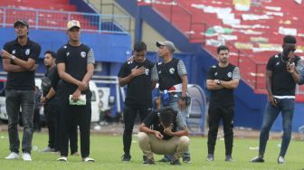 Penuh Isak Tangis, Ini Momen Pemain dan Pelatih Arema FC Tabur Bunga di Stadion Kanjuruhan