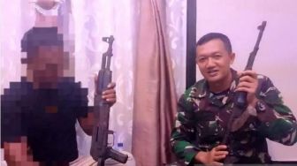 Eks Kombatan GAM Serahkan Senpi Jenis AK47 dan AK56 ke TNI