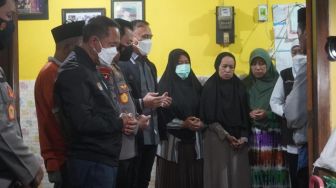 Menpora dan Kapolri Besuk Korban Luka Hingga Takziah ke Rumah Duka Korban Tragedi Kanjuruhan