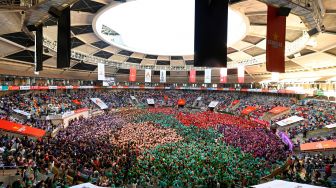 Tim berkumpul sebelum kompetisi 'menara manusia' ('castells') edisi ke-28 di arena Tarraco di Tarragona, Catalunya, Spanyol, Minggu (2/10/2022). [Josep LAGO / AFP]