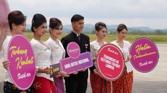 Fashion Show 35.000 Kaki, Awak Kabin Batik Air Peragakan Outfit Bercorak Batik Daerah