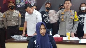 Nyamar Jadi Emak-emak Berdaster, Pria Berkumis Tipis Ini Tertangkap Kamera CCTV Curi Uang di Kafe