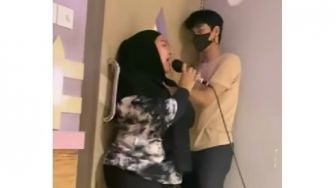 Video Viral Wanita Berkerudung Goda Pelayan Karaoke, Netizen Emosi: Pelecehan Woy